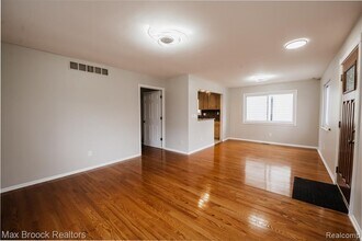 5528 Sunnycrest Dr in West Bloomfield Township, MI - Building Photo - Building Photo