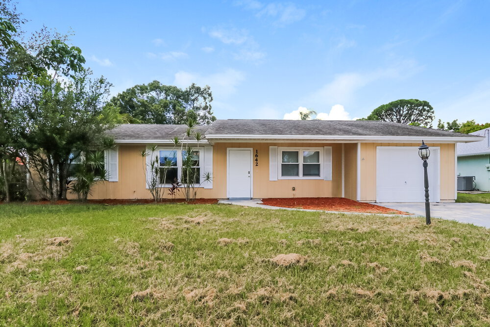 1642 SE Grapeland Ave in Port St. Lucie, FL - Building Photo