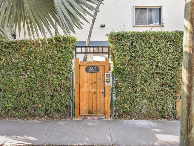 240 SW 15th Rd, Unit 112 in Miami, FL - Foto de edificio - Building Photo