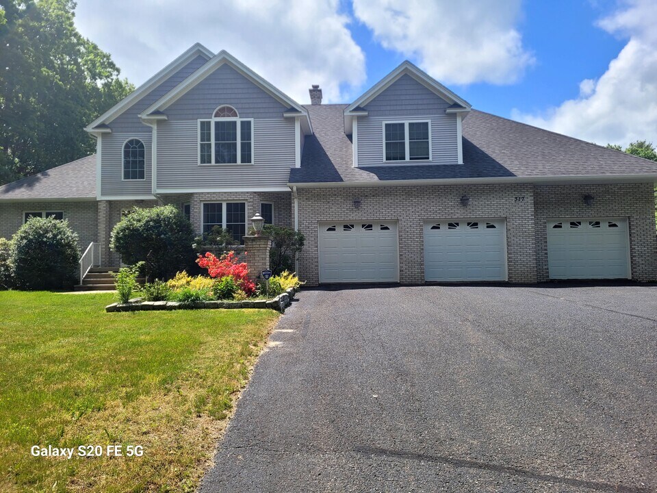 317 Gold St in Belchertown, MA - Building Photo