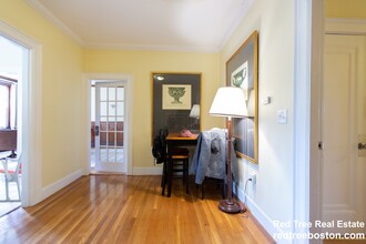 2009 Commonwealth Ave, Unit 3 in Boston, MA - Building Photo - Building Photo