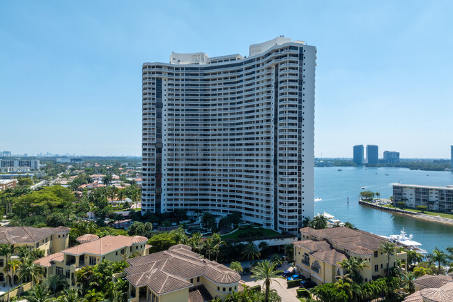 1000 E Island Blvd in Aventura, FL - Foto de edificio - Building Photo