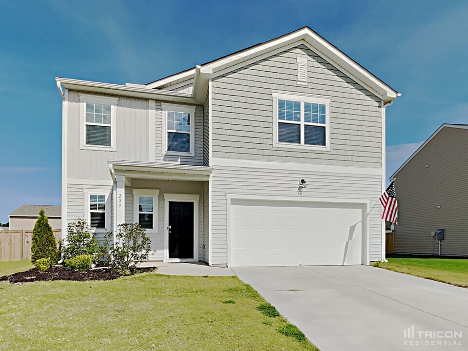 209 Quincy Meadow Ave in Zebulon, NC - Building Photo