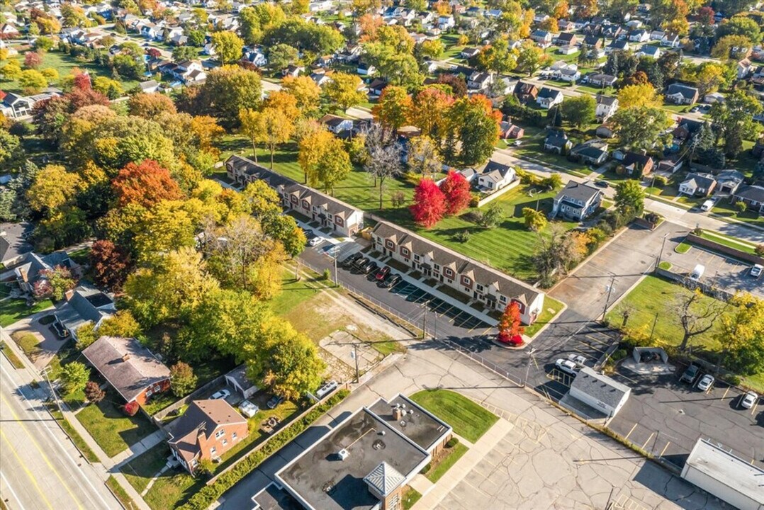 27882 Gratiot Ave in Roseville, MI - Building Photo