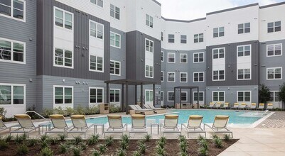 10800 Hammerly Blvd in Houston, TX - Foto de edificio - Building Photo