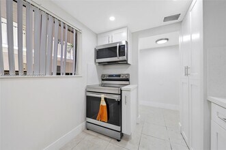 8005 SW 107th Ave in Miami, FL - Building Photo - Building Photo