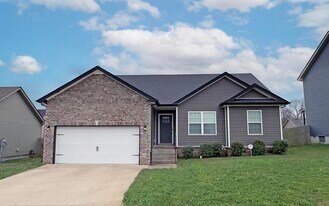 151 Ambridge St in Oak Grove, KY - Building Photo