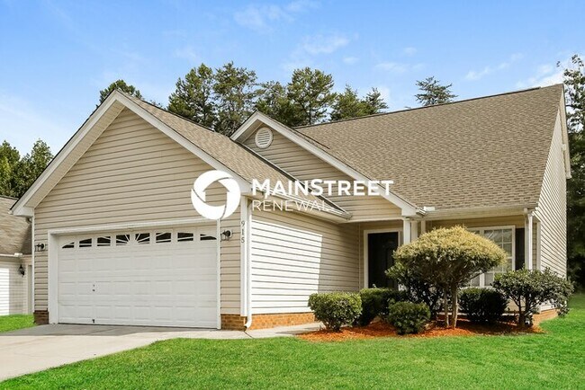 915 Meadow Oak Dr in Greensboro, NC - Building Photo - Building Photo