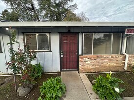 2423 North Ave, Unit Unit D in Chico, CA - Building Photo