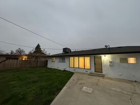 4884 E Simpson Ave in Fresno, CA - Foto de edificio - Building Photo