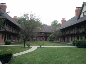 Somerset Apartments in Prairie Village, KS - Foto de edificio - Building Photo