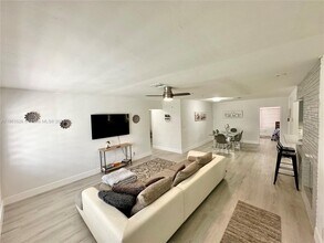 230 NE 2nd Pl in Dania Beach, FL - Building Photo - Building Photo