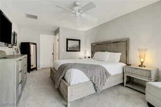 4556 Lakewood Blvd in Naples, FL - Foto de edificio - Building Photo