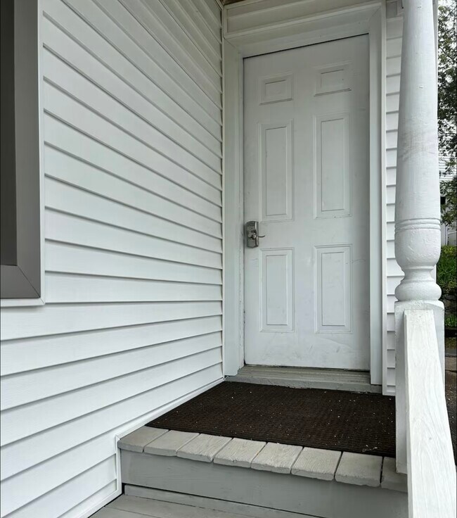 212 Circular St, Unit 2 in Saratoga Springs, NY - Building Photo - Building Photo
