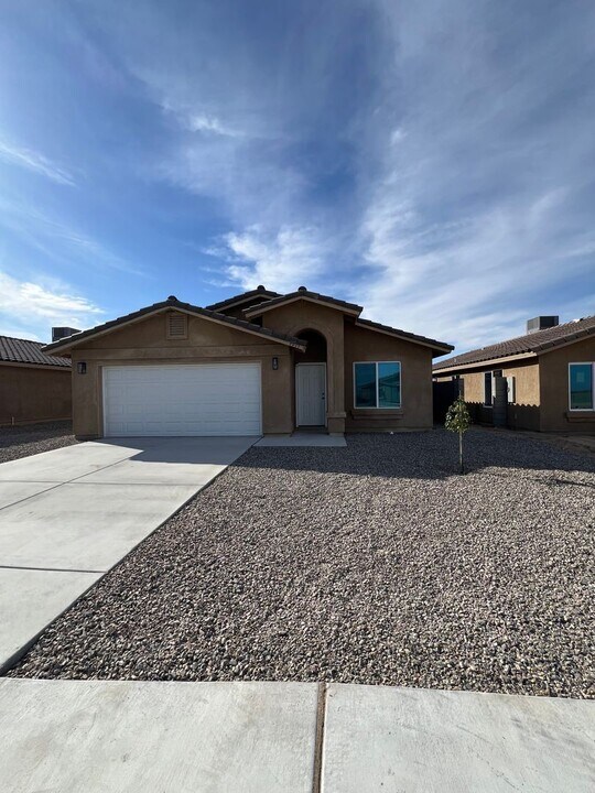 7933 E 46th St in Yuma, AZ - Building Photo