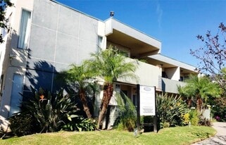 8371 Northgate Ave in Los Angeles, CA - Building Photo