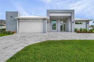 2207 SW 32nd St in Cape Coral, FL - Building Photo