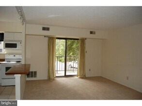 1015 Valley Dr in West Chester, PA - Building Photo - Building Photo