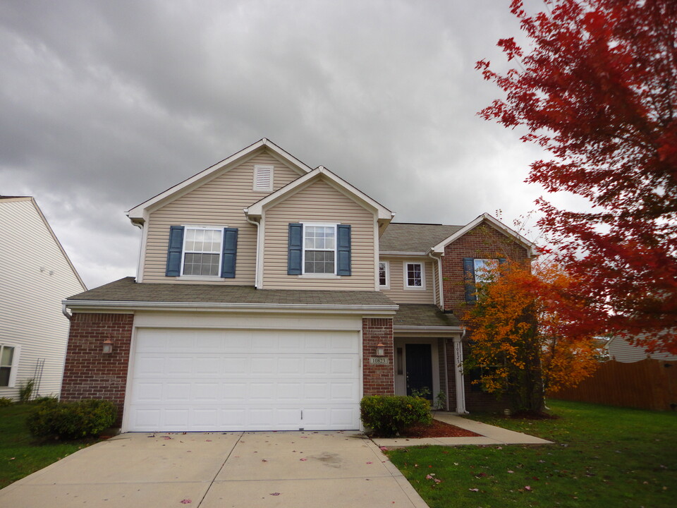 10823 Ashwood Dr in Fishers, IN - Building Photo