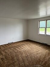 613 Countyline St, Unit RANCH APARTMENT in New Castle, PA - Foto de edificio - Building Photo