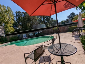 1003 Leaf Ave in Stockton, CA - Foto de edificio - Building Photo