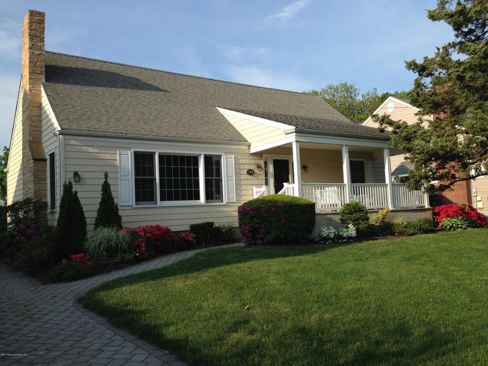 214 Atlantic Ave in Spring Lake, NJ - Foto de edificio