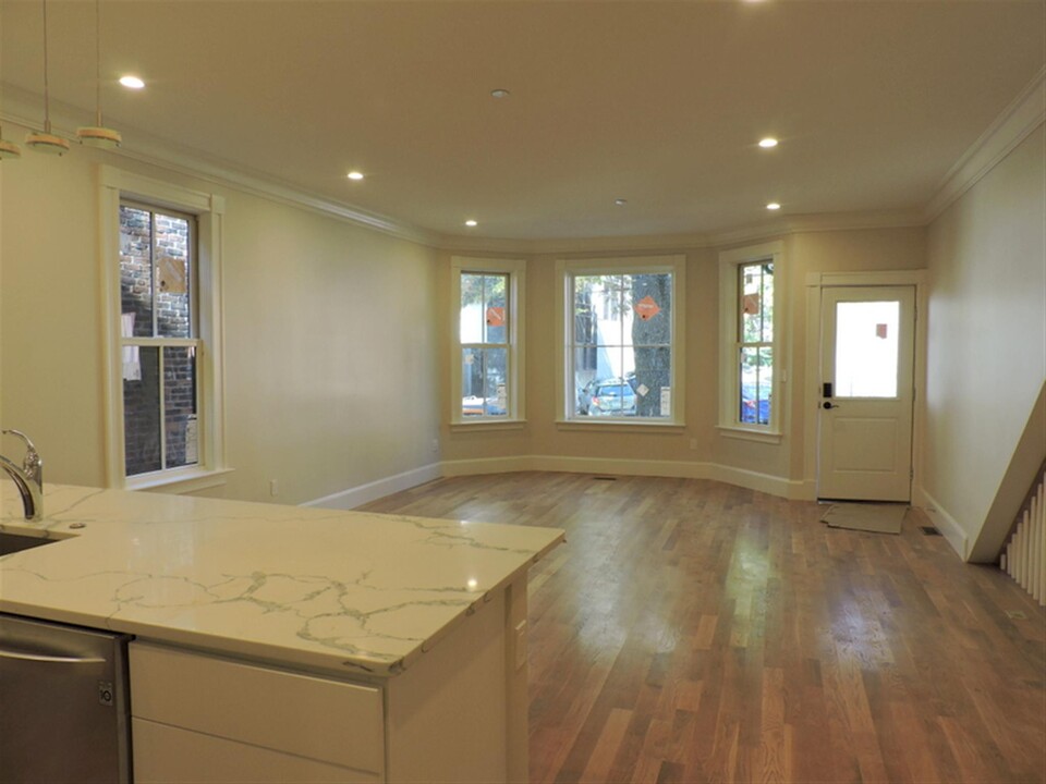 470 Green St, Unit 1 in Cambridge, MA - Building Photo