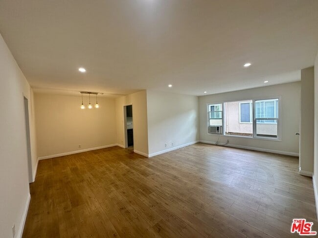 1114 S Sherbourne Dr in Los Angeles, CA - Building Photo - Building Photo