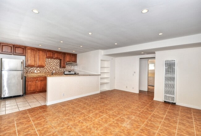 250 Cliff Dr, Unit 8 in Laguna Beach, CA - Foto de edificio - Building Photo