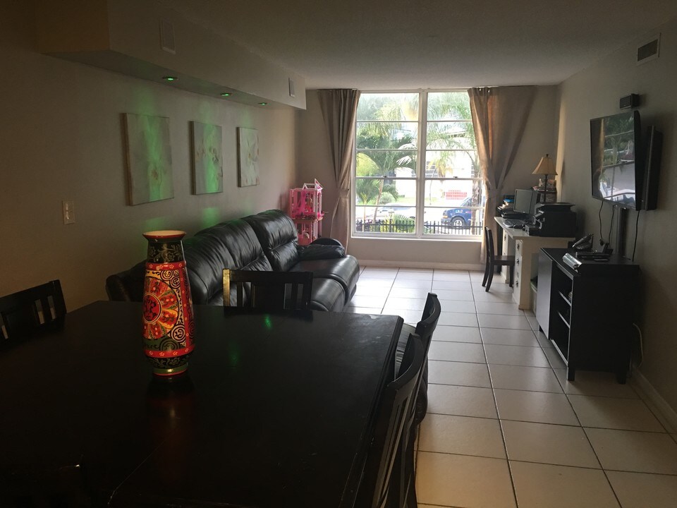 210 SW 11th St in Miami, FL - Foto de edificio