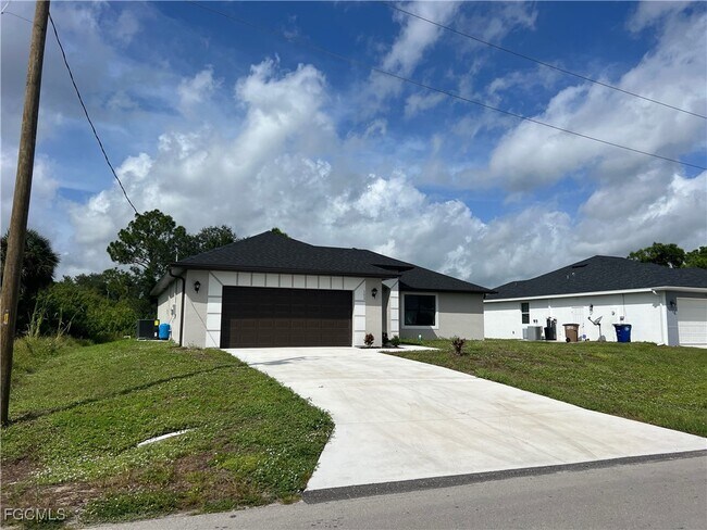 1302 Sunniland Blvd in Lehigh Acres, FL - Building Photo - Building Photo