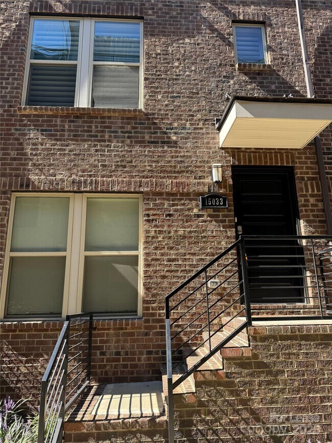 15033 New Amsterdam Ln