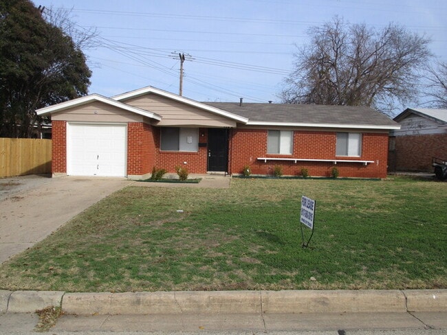 property at 1305 Milmo Dr