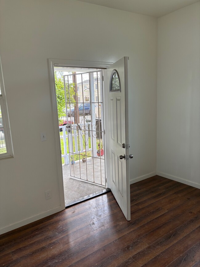 1731 E 62nd St, Unit 1731 in Los Angeles, CA - Building Photo - Building Photo