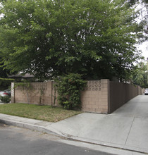 Troost Garden in Studio City, CA - Building Photo - Building Photo