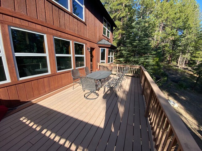 11963 Rainbow Dr in Truckee, CA - Building Photo - Building Photo