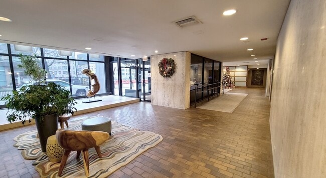 5445 N Sheridan Rd, Unit 2310 in Chicago, IL - Building Photo - Building Photo