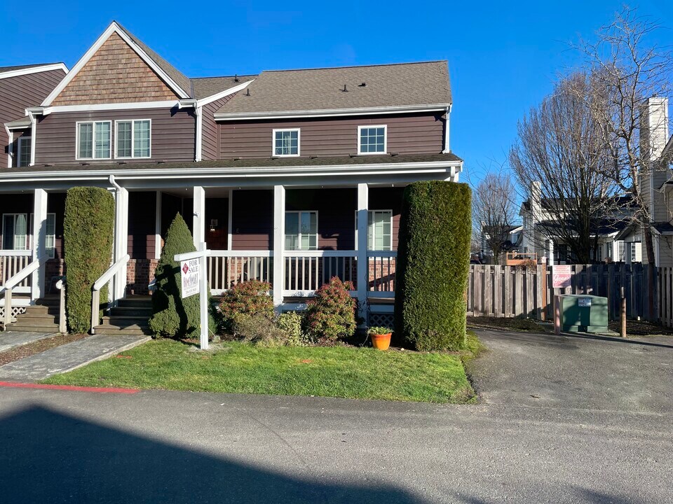 2750 Diamond Loop, Unit E in Milton, WA - Building Photo