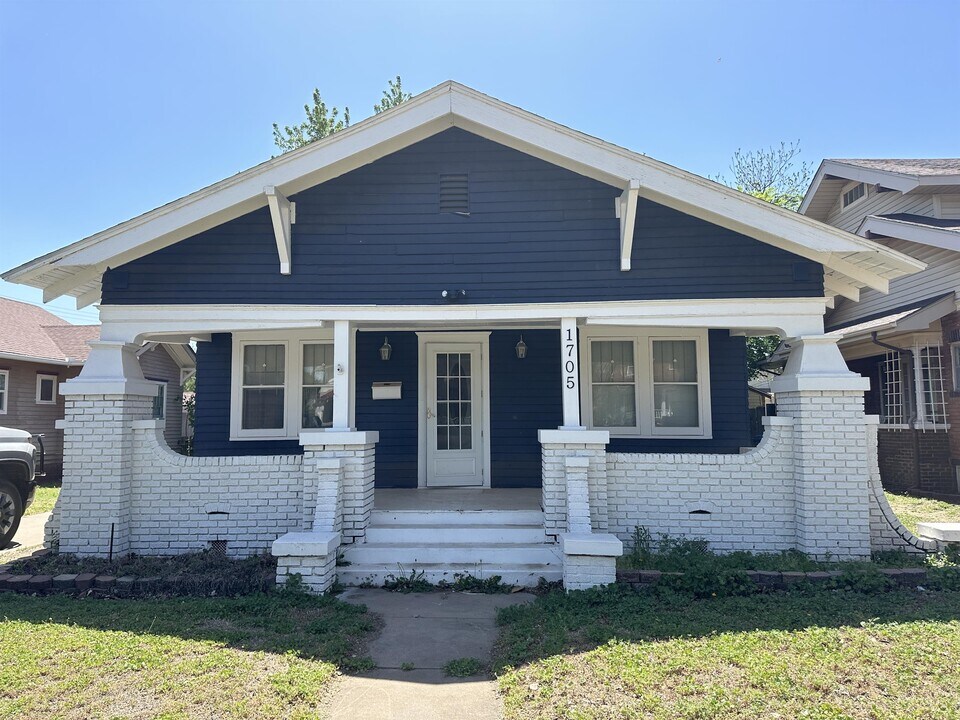 1705 W Cherokee Ave in Enid, OK - Foto de edificio
