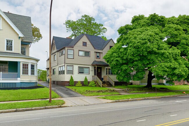 180 Alexander St in Rochester, NY - Building Photo - Building Photo