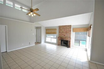 330 W Corporate Dr in Lewisville, TX - Foto de edificio - Building Photo
