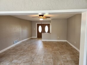 1627 Canal Ct in Tavares, FL - Foto de edificio - Building Photo