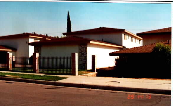 267 E 49th St in San Bernardino, CA - Foto de edificio - Building Photo