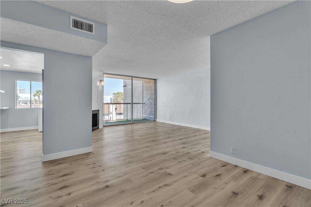 725 N Royal Crest Cir in Las Vegas, NV - Building Photo
