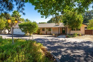 190 Fairway Ln in Ojai, CA - Building Photo