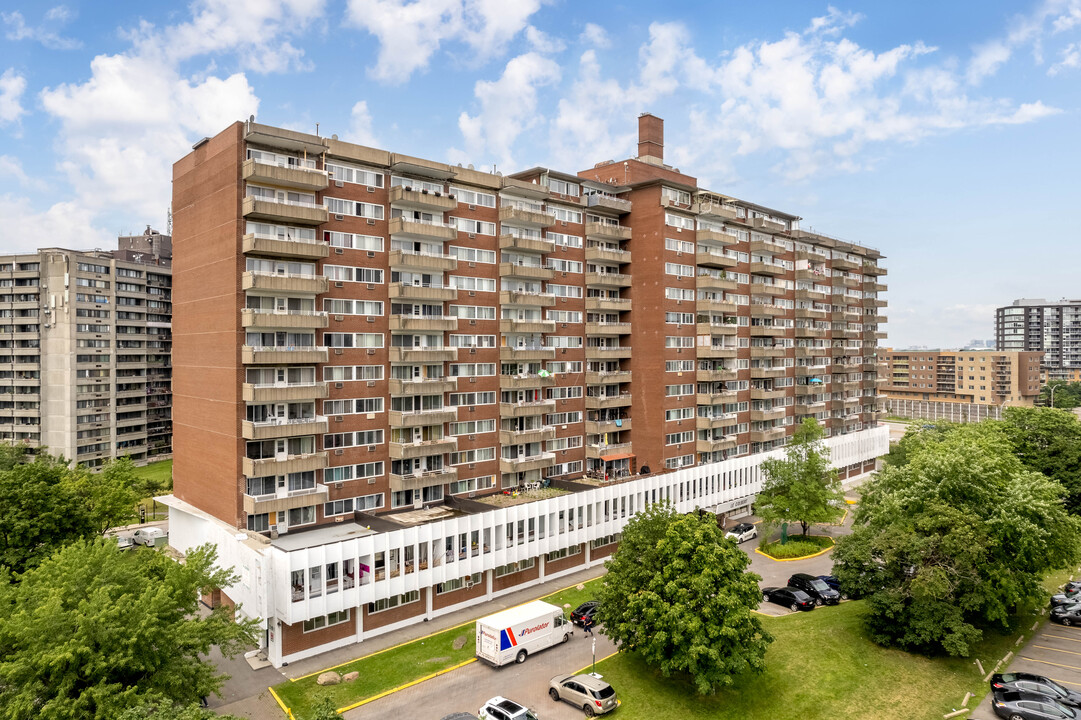 Le Colbert in Montréal, QC - Building Photo