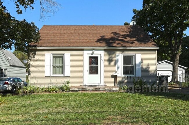 1221 Broad St in Des Moines, IA - Building Photo - Building Photo