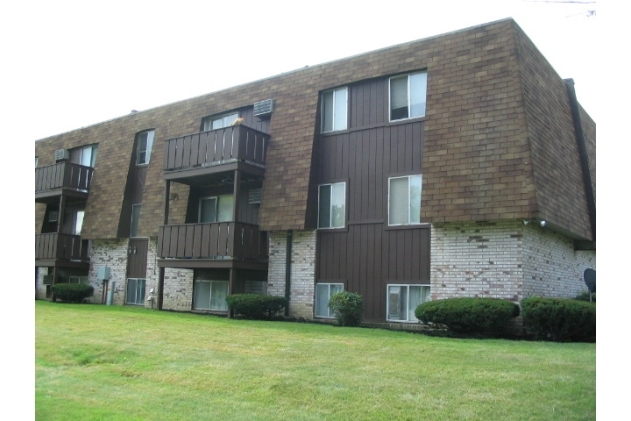 1446 W River Rd N in Elyria, OH - Foto de edificio