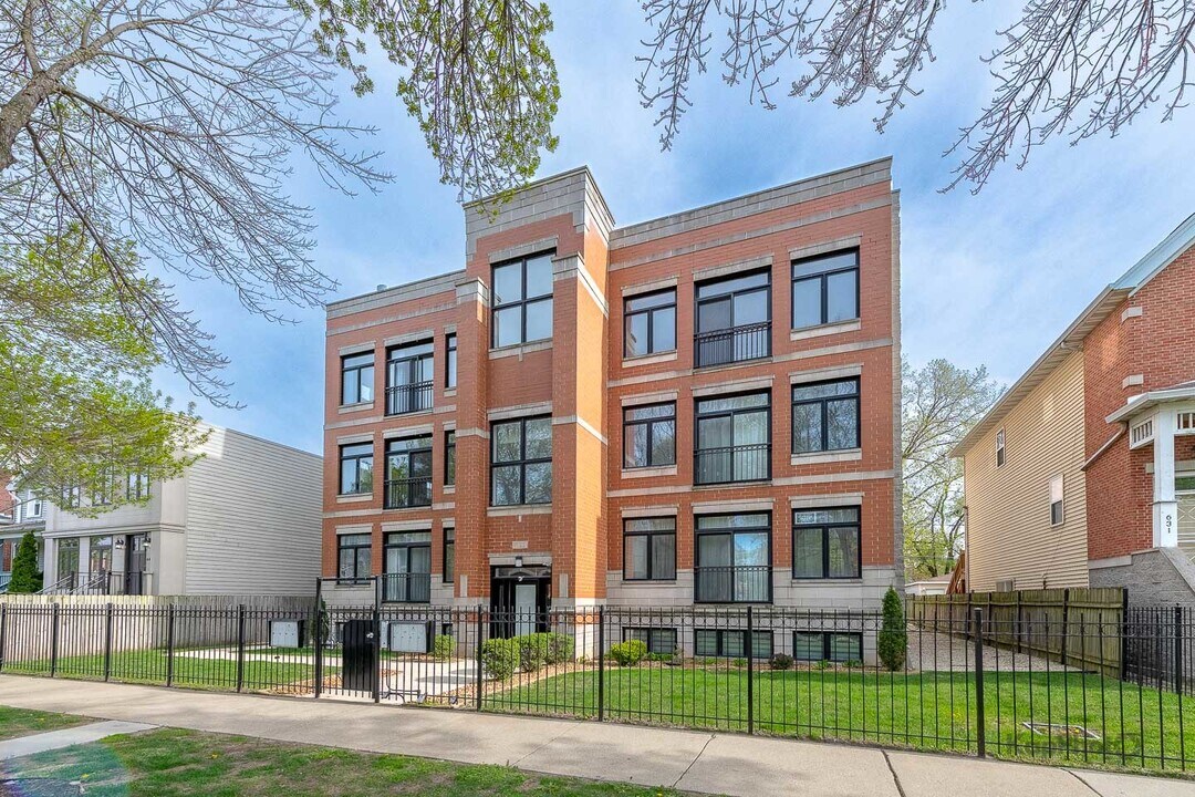 633 E Bowen Ave in Chicago, IL - Building Photo