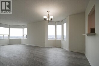 1270 Maple Crossing Blvd in Burlington, ON - Building Photo - Building Photo